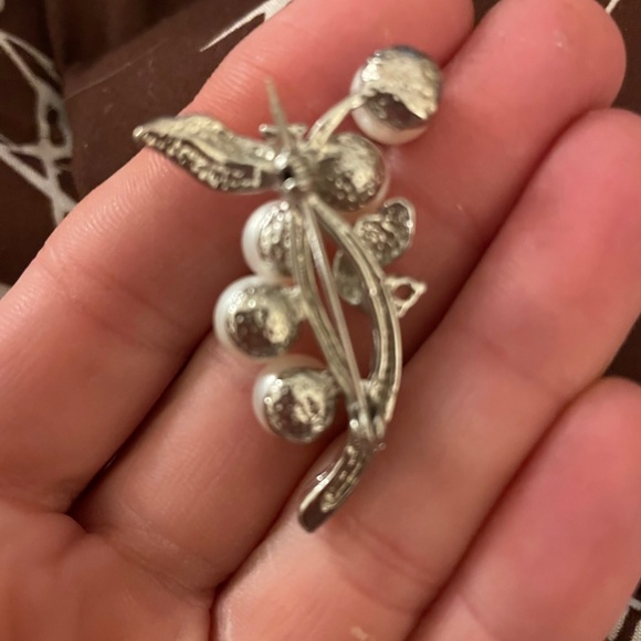 Pretty as a pearl broach - Picture 3 of 5